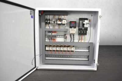 CMS-2000 (Motor Control Panel): The motor control panel with VFD controls allows for each hopper to be set to an individual high and an individual low speed setting through the batching control panel.